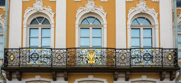 Le balcon du Palais du Grand Peterhof le 28 septembre 2017 à — Photo