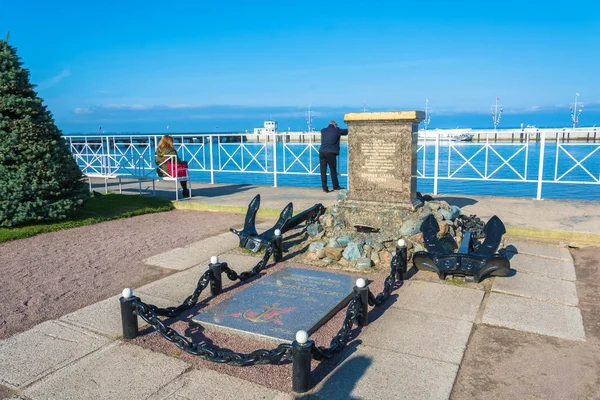 28 Septembe üzerinde Kronstadt askerlerinin denizciler için bir anıt