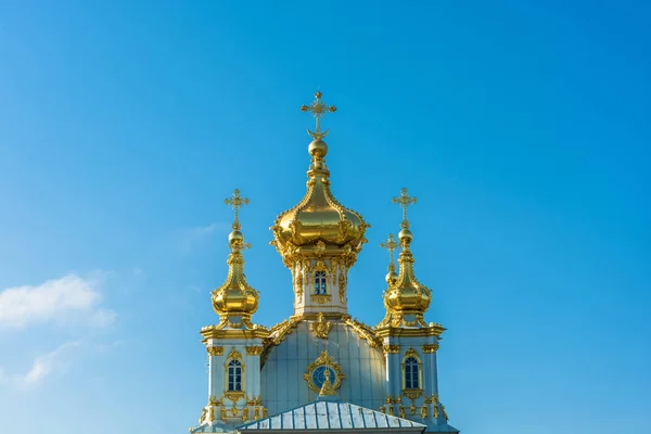 Золоті куполи церкви в місті Peterhof. — стокове фото