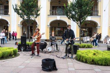Nevsky Prospekt, 29 Eylül 2017, Saint-Pe üzerinde sokak müzisyenleri