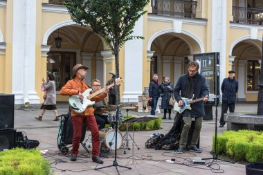 Nevsky Prospekt, 29 Eylül 2017, Saint-Pe üzerinde sokak müzisyenleri