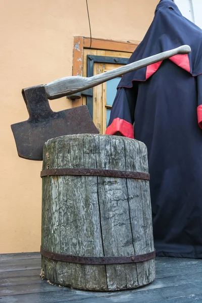 Axe and chopping block in the fortress on 29 September 2017, Sai — Stock Photo, Image