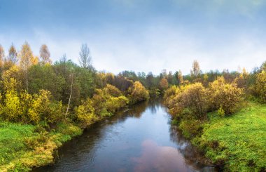 Sarı sonbahar ağaçlar dekorasyonda küçük bir nehir. 