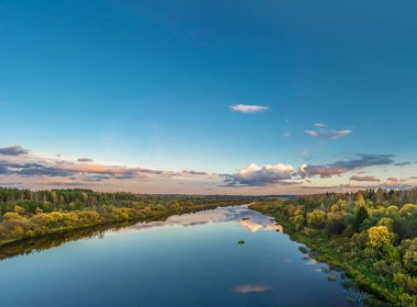 Batan güneşin ışınları sonbahar manzara. 