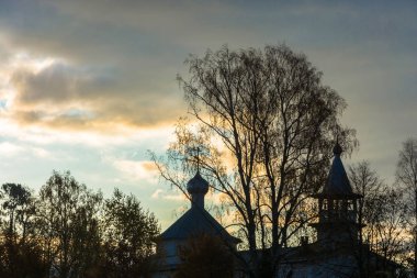 Bulutlu gökyüzü karşı köyün Kilisesi kubbe.