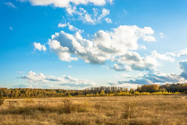 Paesaggio autunnale con belle nuvole . — Foto Stock