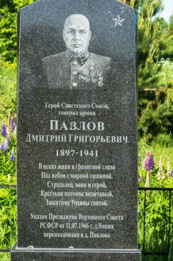 Sovyet ordusu genel Dg Pavlov anıt gelen vatandaşlar, J