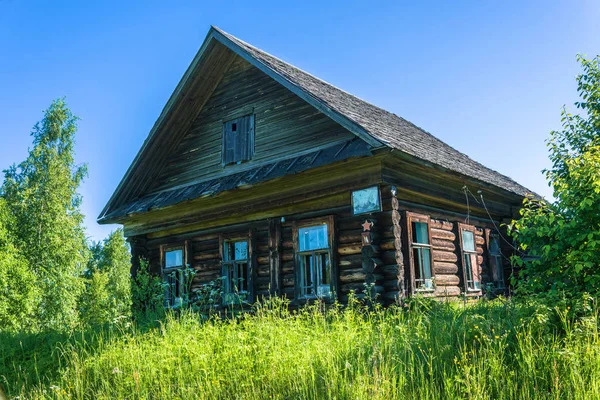 Verlassenes Dorf Pavlovo in der Region Kostroma. — Stockfoto