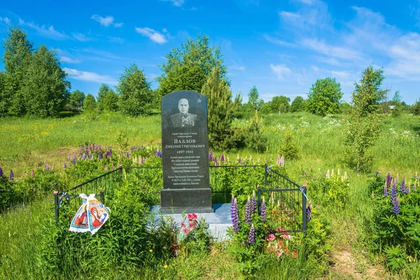 Памятник генералу Советской Армии Д. Г. Павлову от земляков, J — стоковое фото