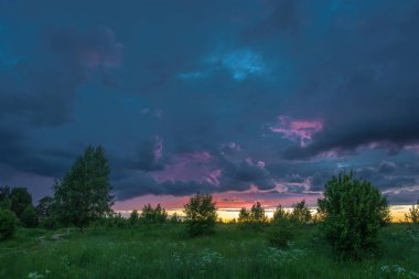 Bir yaz akşamı güzel gün batımı. 