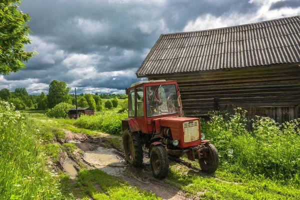Kolový traktor na venkovské silnici. — Stock fotografie