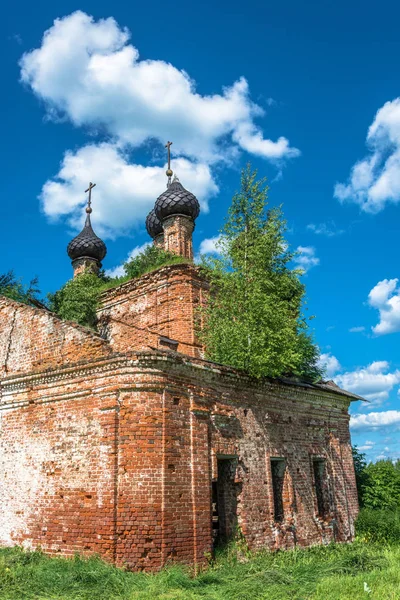 Igreja Ortodoxa Dilapidada feita de tijolos vermelhos, Rússia . — Fotografia de Stock