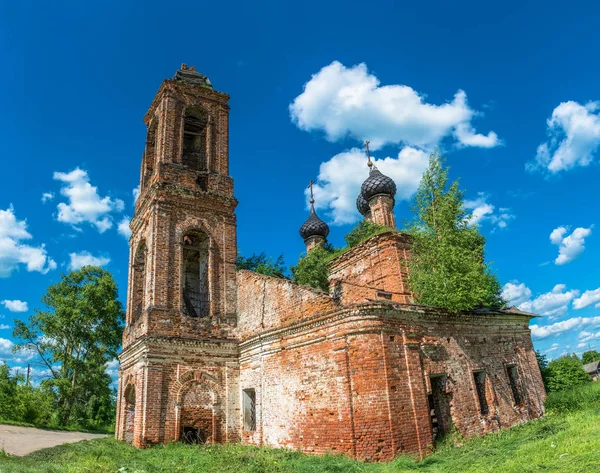 Igreja Ortodoxa Dilapidada feita de tijolos vermelhos, Rússia . — Fotografia de Stock