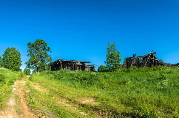 Разрушенный дом в заброшенной деревне . — стоковое фото