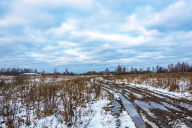 Köyün bir alana geçen yol. 