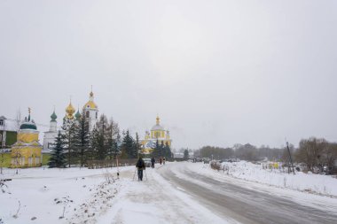 Biz köy yol boyunca yürüyüş turist bir grup
