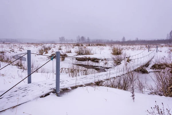 Pont suspendu au-dessus d'une petite rivière. — Photo