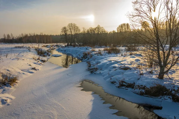 Paisagem com um pequeno rio em um dia de inverno . — Fotografia de Stock