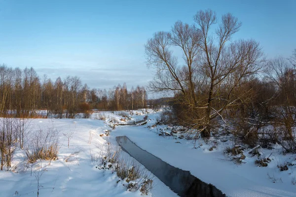 Пейзаж с небольшой рекой в зимний день . — стоковое фото