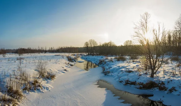 Paisagem com um pequeno rio em um dia de inverno . — Fotografia de Stock