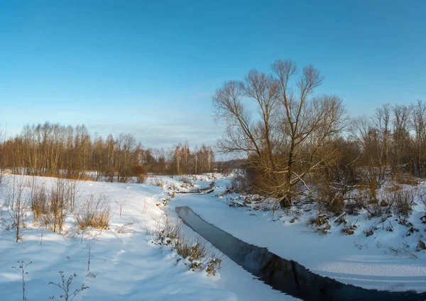 Paisagem com um pequeno rio em um dia de inverno . — Fotografia de Stock