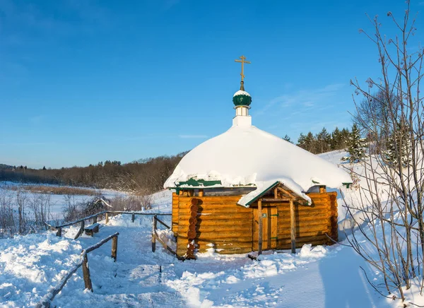 En la fuente de Holy Irinarkhovo cerca de la aldea de Khaurovo, distrito de Borisoglebsky, región de Yaroslavl, Rusia . — Foto de Stock