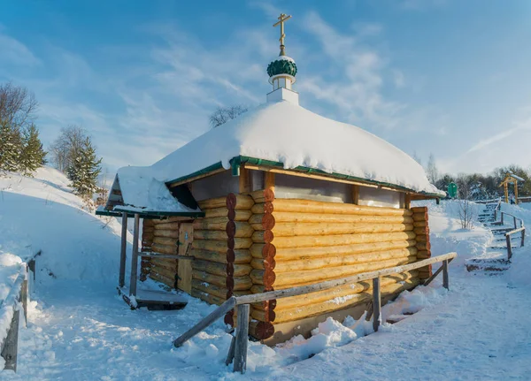 En la fuente de Holy Irinarkhovo cerca de la aldea de Khaurovo, distrito de Borisoglebsky, región de Yaroslavl, Rusia . — Foto de Stock