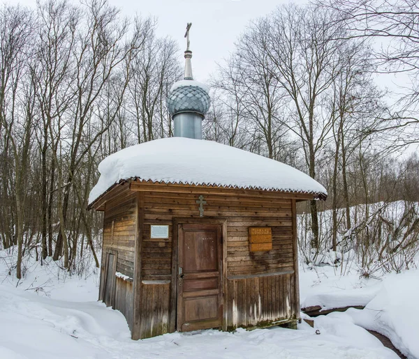 La Fuente Santa del Salvador en el Distrito de Tutaevsky, Región de Yaroslavl, Rusia . — Foto de Stock
