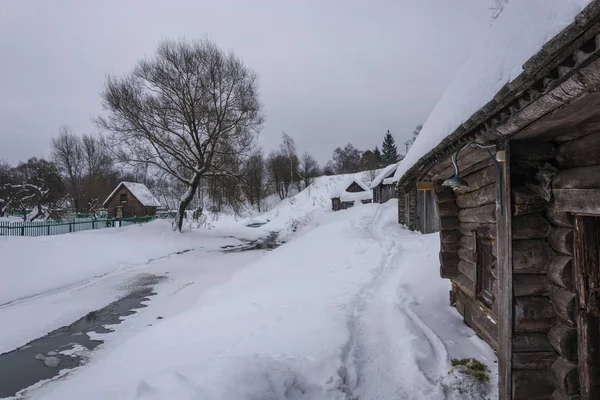 Ванни на чорному, стоячи на березі річки в Росії с. Vyatskoe. — стокове фото