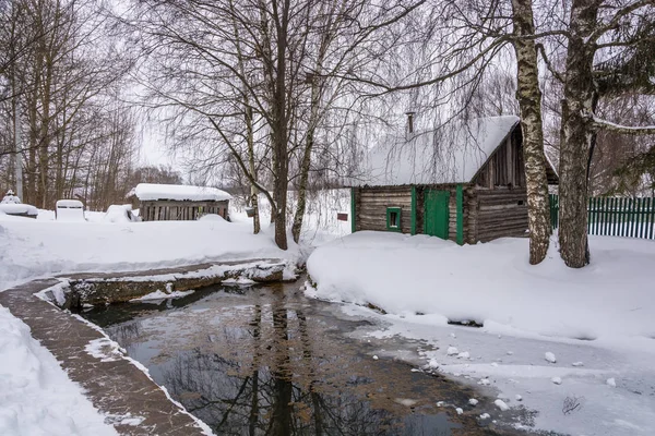 Ein kleiner Teich auf der heiligen Gottesmutter im Dorf Vyatsko — Stockfoto