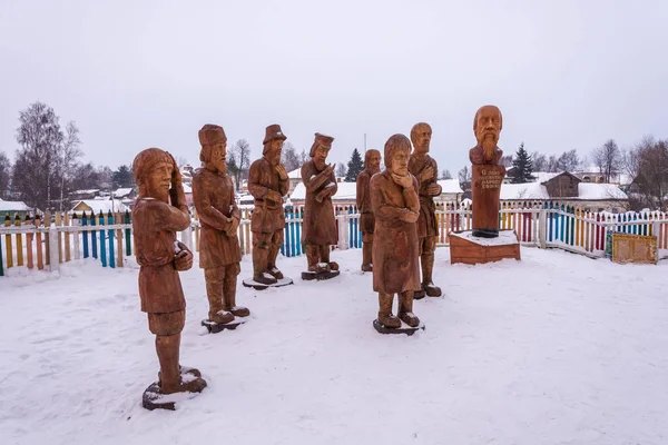 A falu Vyatskoe, Yar fából készült szobrok összetétele — Stock Fotó