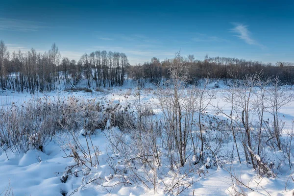 Uma bela paisagem de inverno em um dia gelado ensolarado . — Fotografia de Stock