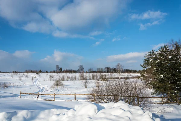 Uma bela paisagem de inverno em um dia gelado ensolarado . — Fotografia de Stock