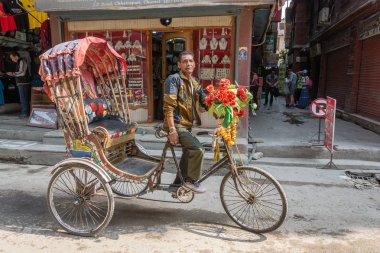 Bir taksici Kathmandu, Nepa üzerinde 25 Mart 2018 Dar sokaklarda