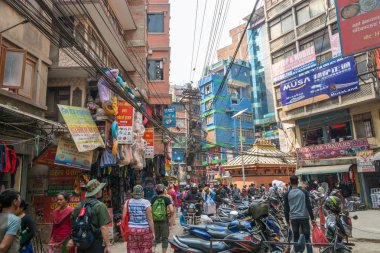 Güneşli bir günde Katmandu dar sokaklarında 25 Mart 2018