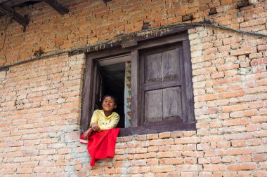 Gülümseyen bir çocuk 25 Mart 2018 bir pencerede Katmandu, Nepal.
