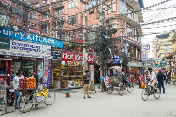 Egy napsütéses napon a keskeny utcán, Kathmandu a március 25, 2018 — Stock Fotó