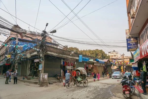 Slunečný den v úzkých ulicích Káthmándú na 25 března 2018 — Stock fotografie