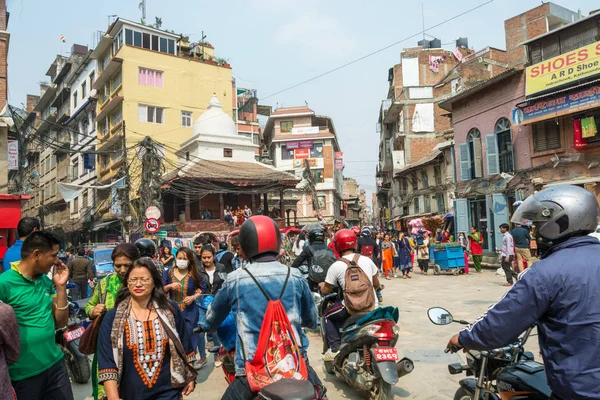 Slunečný den v úzkých ulicích Káthmándú na 25 března 2018 — Stock fotografie