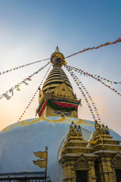 Stupa nel centro del tempio di Swayambhunath il 25 marzo 2018 in — Foto Stock