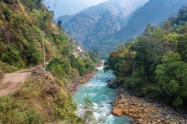 Dağ nehir Nepal. 