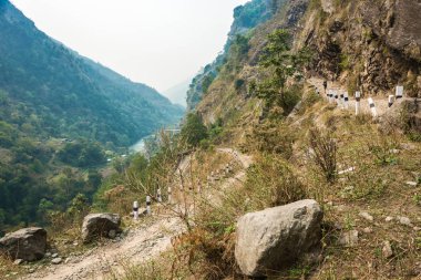 dağ yolundan Nepal.