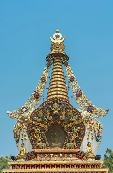 Βουδιστική Στούπα ενάντια στον γαλάζιο ουρανό. — Φωτογραφία Αρχείου