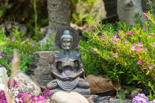 La piccola composizione scultorea nel parco del monastero di Kopan , — Foto Stock