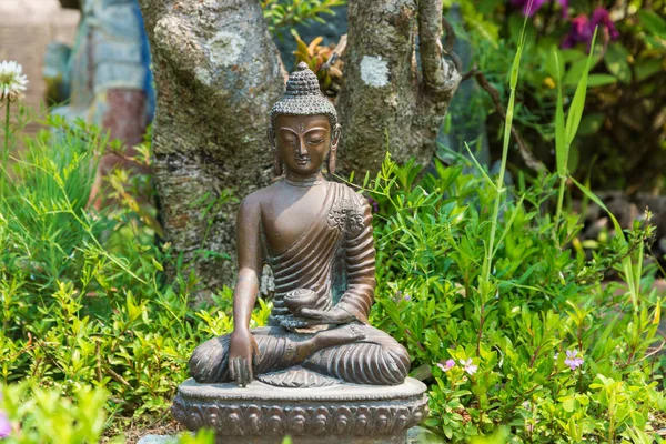 The small sculptural composition in the Park of Kopan monastery, — Stock Photo, Image