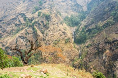Nepal Himalayalar bir bahar gününde küçük bir şelale ile güzel sahne.