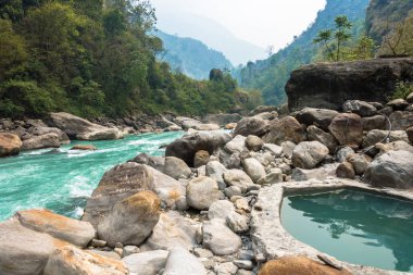 Bir bahar günü, Nepal Himalayalar doğal kaplıca.