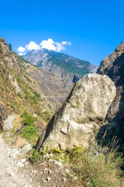 Güzel dağ manzarası ile derin gorge bahar günü, Himalayalar, Nepal. 