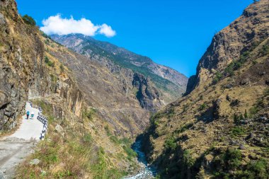 Güzel dağ manzarası ile derin gorge bahar günü, Himalayalar, Nepal. 