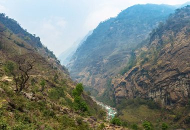 Bir bahar günü, Himalayalar, Nepal üzerinde derin bir geçit nehirde dağ.